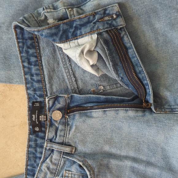 Missguided Riot High Rise Mom Distressed Denim Jean Loose Fit - Size 4 - Picture 10 of 12